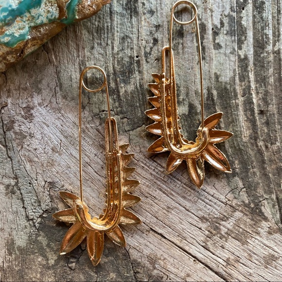 🧷FP Gold Safety Pin Gold Earrings🧷 - Picture 4 of 4